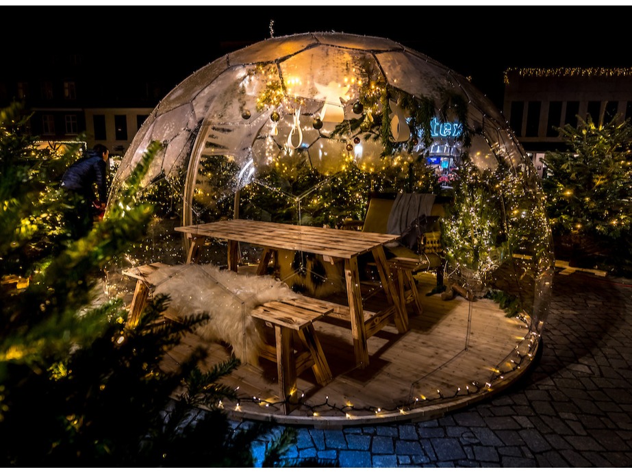 Salle à manger dans une bulle Hypedome de Noël