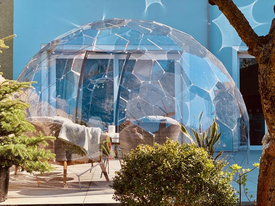Nacelle de jardin transparente sur une terrasse
