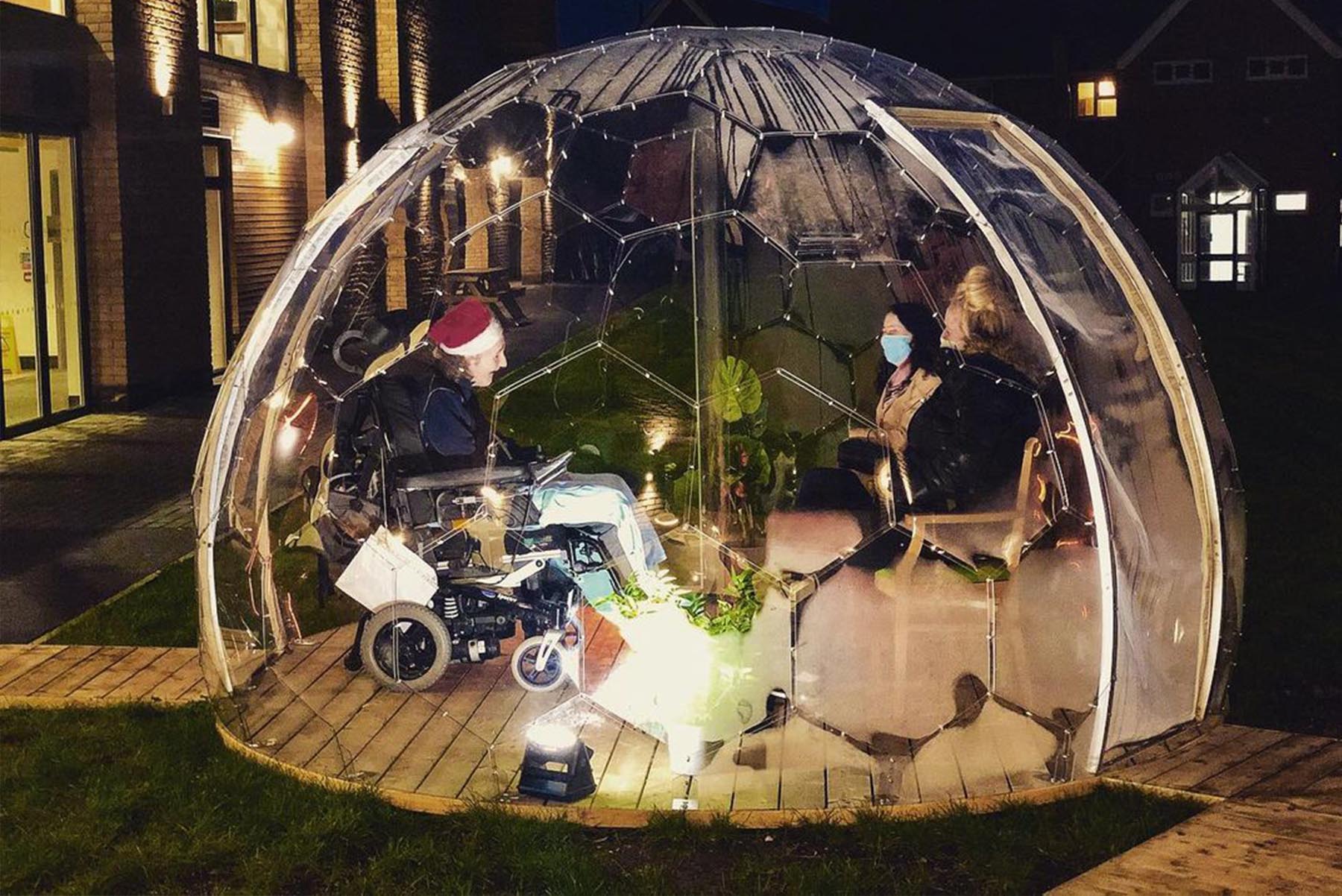 Rencontre avec un résident d'une maison de retraite dans une capsule de visite Hypedome