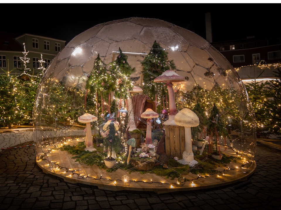 Décoration de Noël féerique dans une nacelle à bulles
