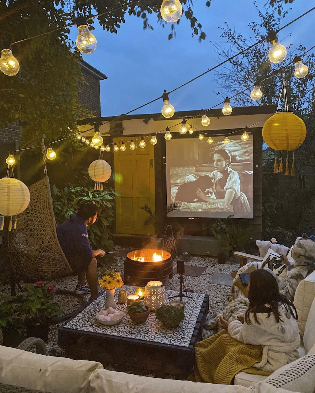 Salle de cinéma en plein air dans le jardin