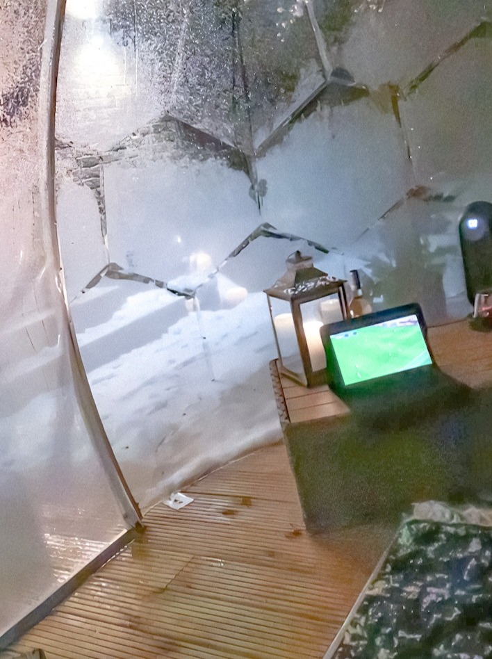 Un posto accogliente all'interno della cupola del giardino innevata