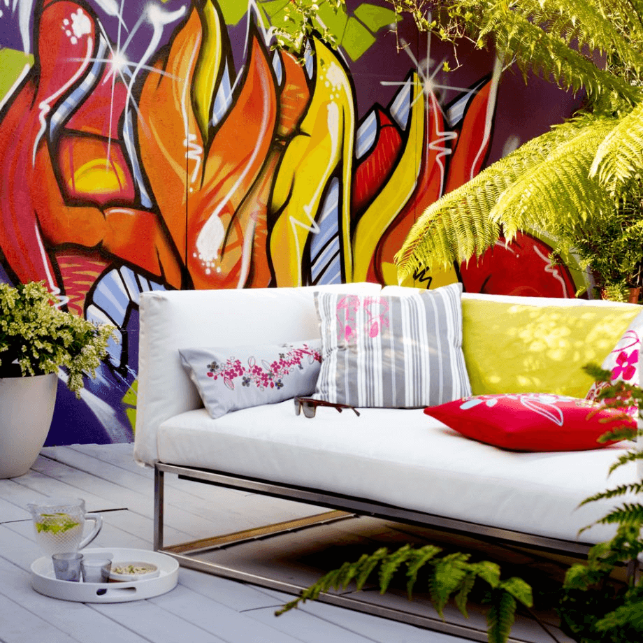 Salon extérieur contre le mur coloré