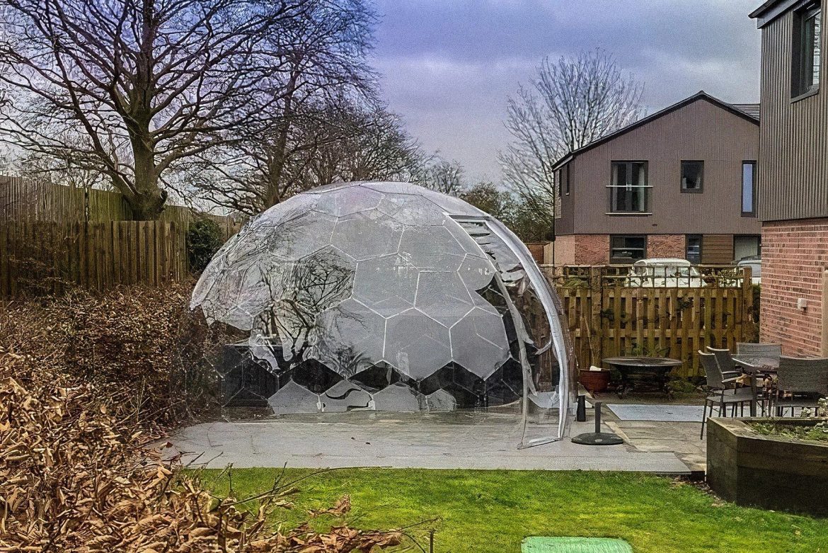 Nacelle d'igloo dans un jardin