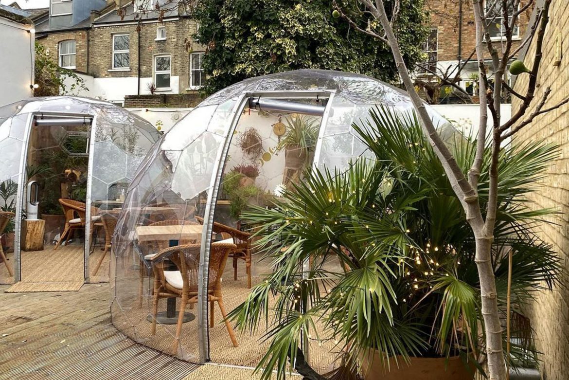 Cupole da giardino nel patio di un caffè