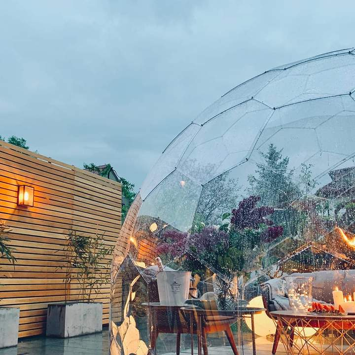 Dôme de jardin transparent au crépuscule