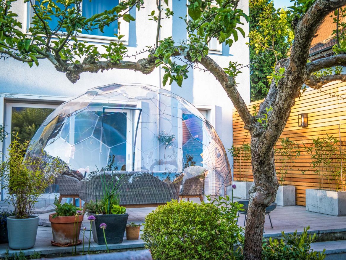 Dôme igloo transparent sur une terrasse