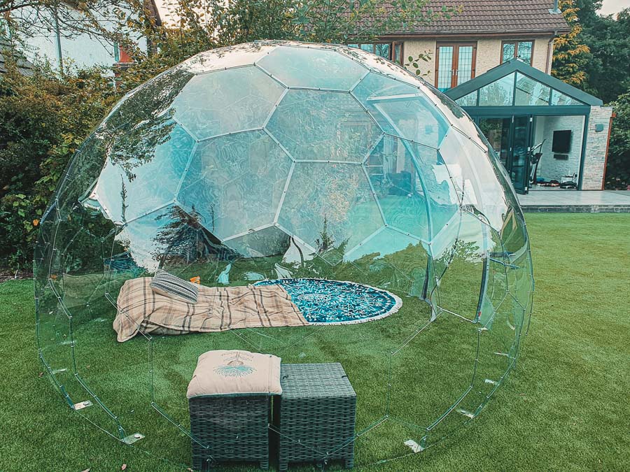 Capsula Hypedome trasparente in giardino