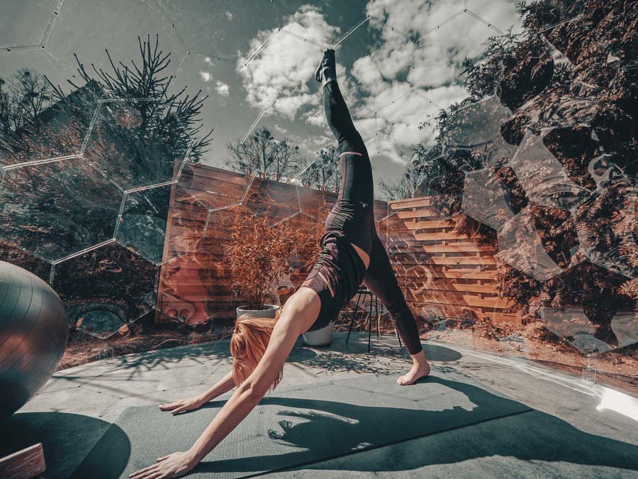 Salle de yoga en plein air dans un dôme de jardin