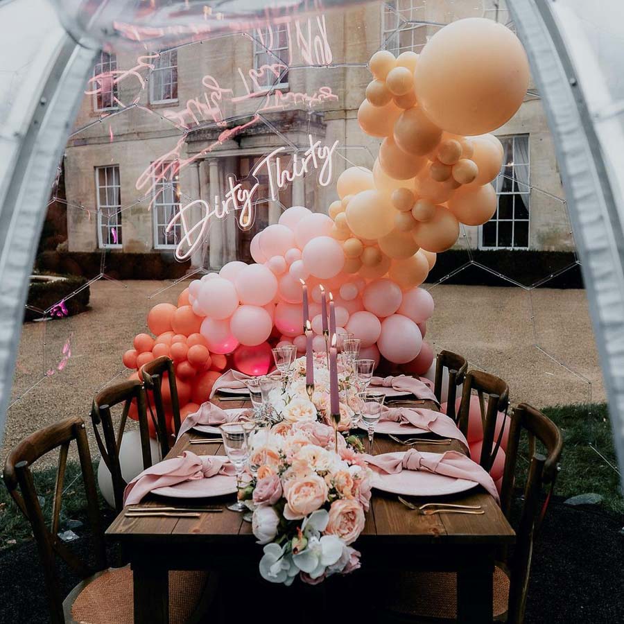 Dining Pod bereit für Geburtstagsfeier mit Luftballons und Neonröhren