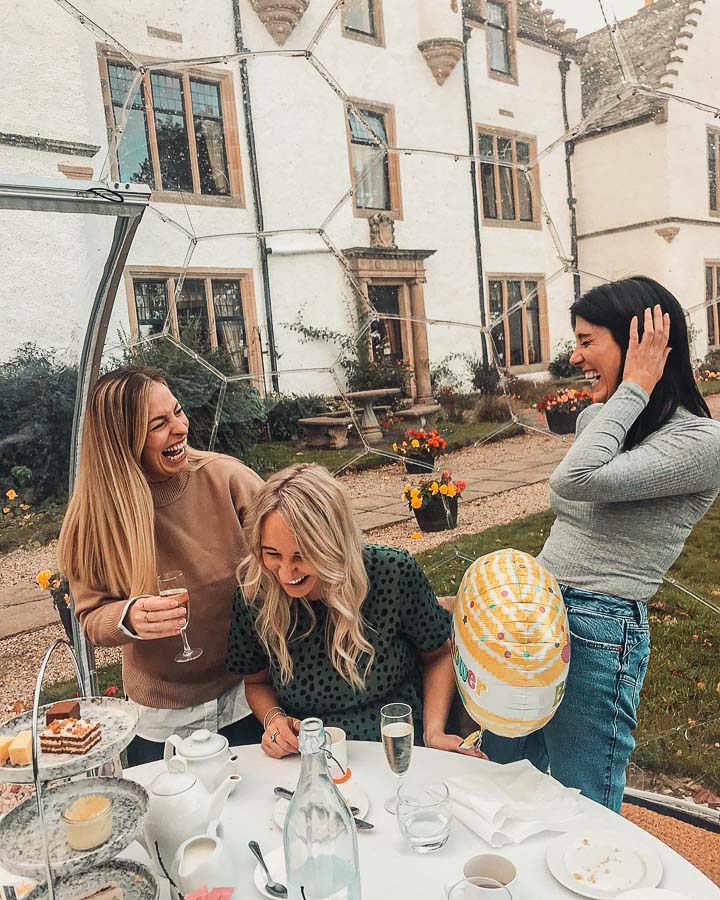 Freunde bei einer Babyparty in einer Kuppel