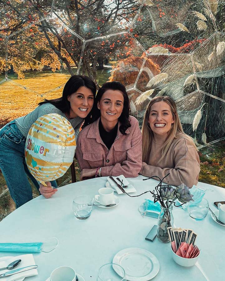 Mädelsabend mit Babyparty in einer durchsichtigen Geokapsel