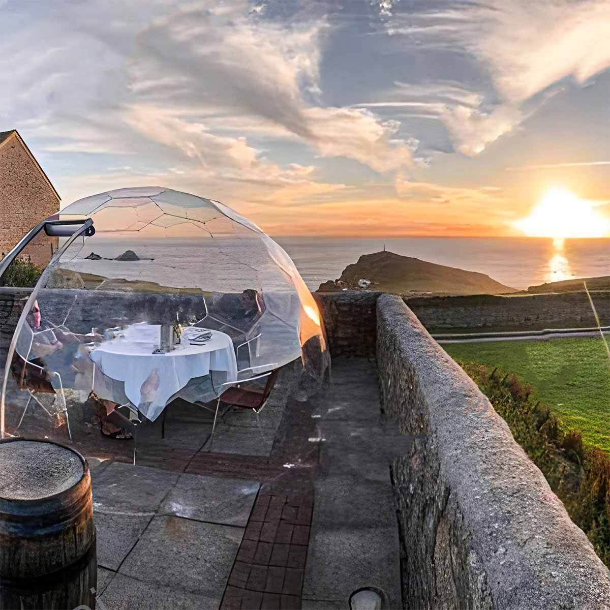 Dîner sous le dôme au coucher du soleil