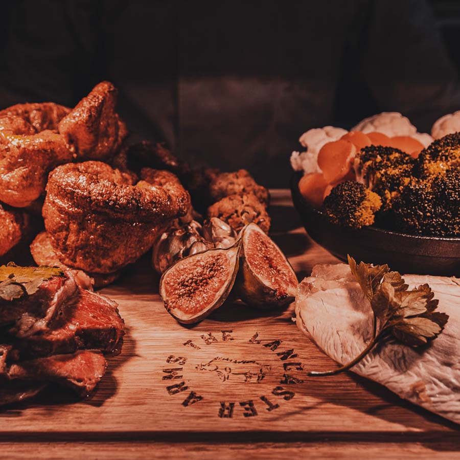 Appetitlich aussehende Speisen auf einer Tafel serviert