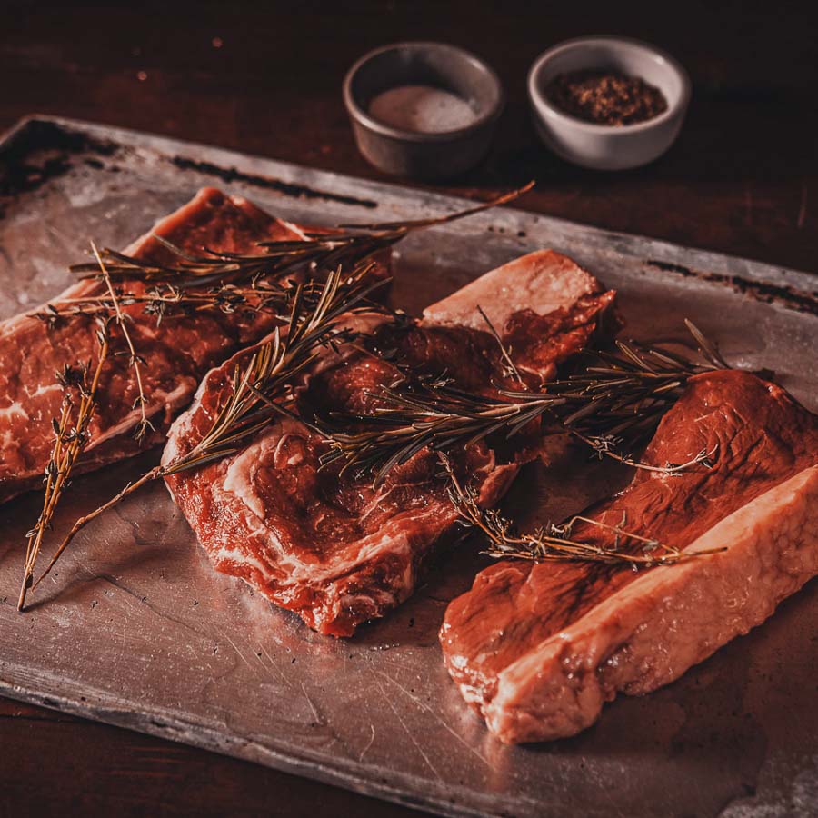 Zum Braten vorbereitetes Fleisch