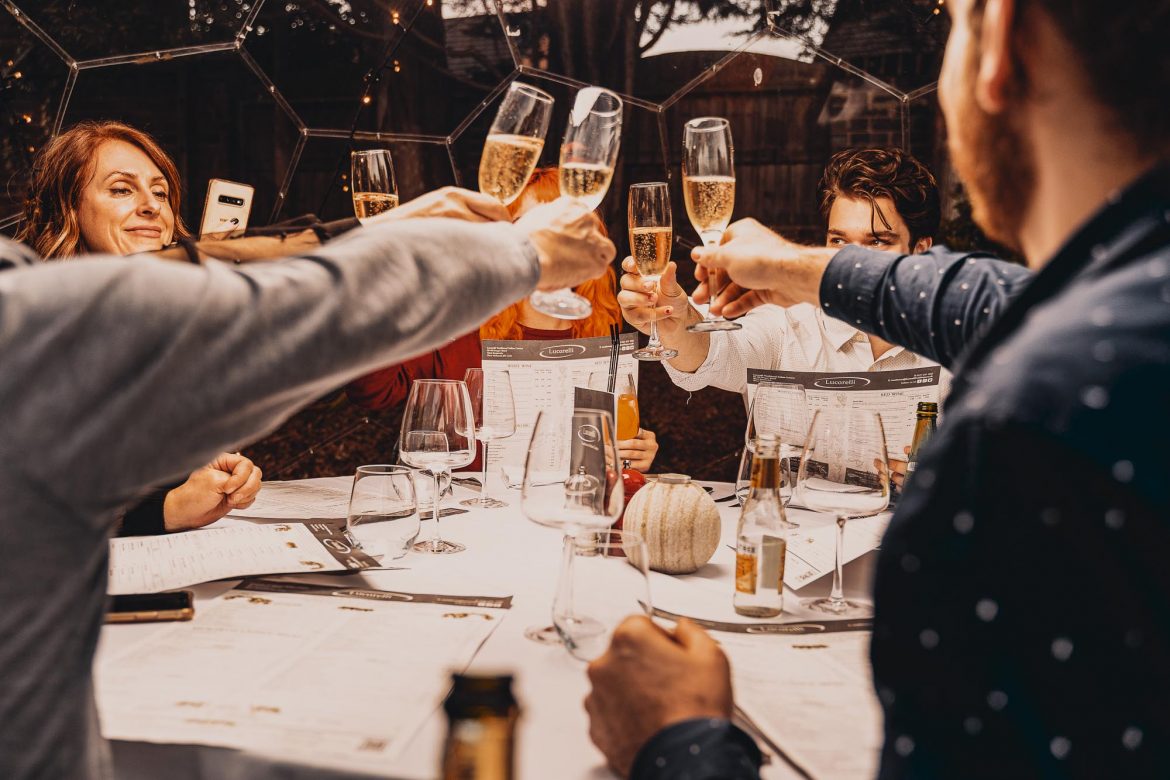 Festeggiare con lo champagne in un'esperienza culinaria a cupola