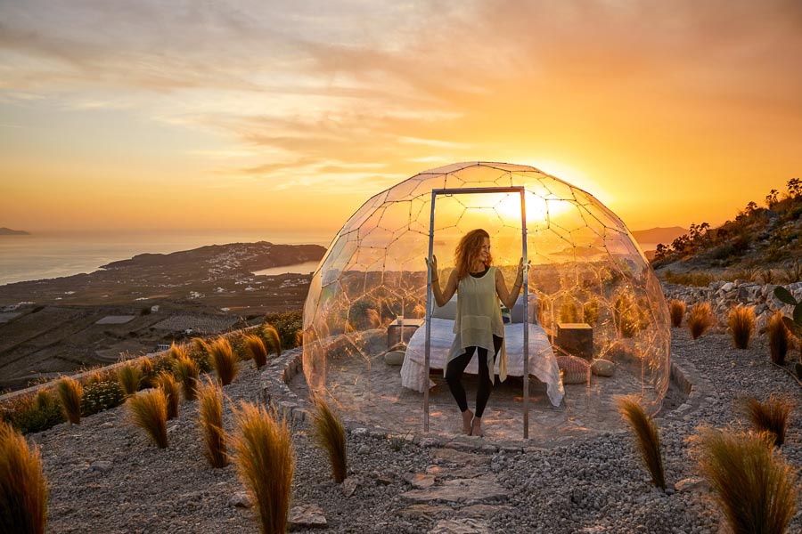 Femme dans un glamping au coucher du soleil