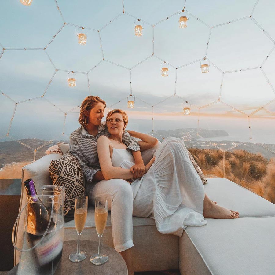 Femmes se relaxant dans un dôme transparent avec une vue à couper le souffle