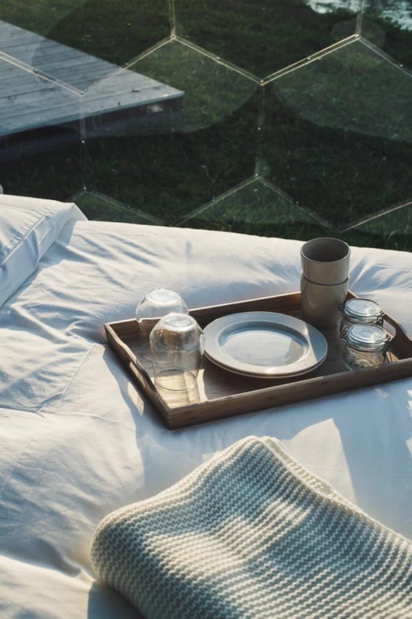 Plateau de petit-déjeuner sur un lit dans l'Hypedome