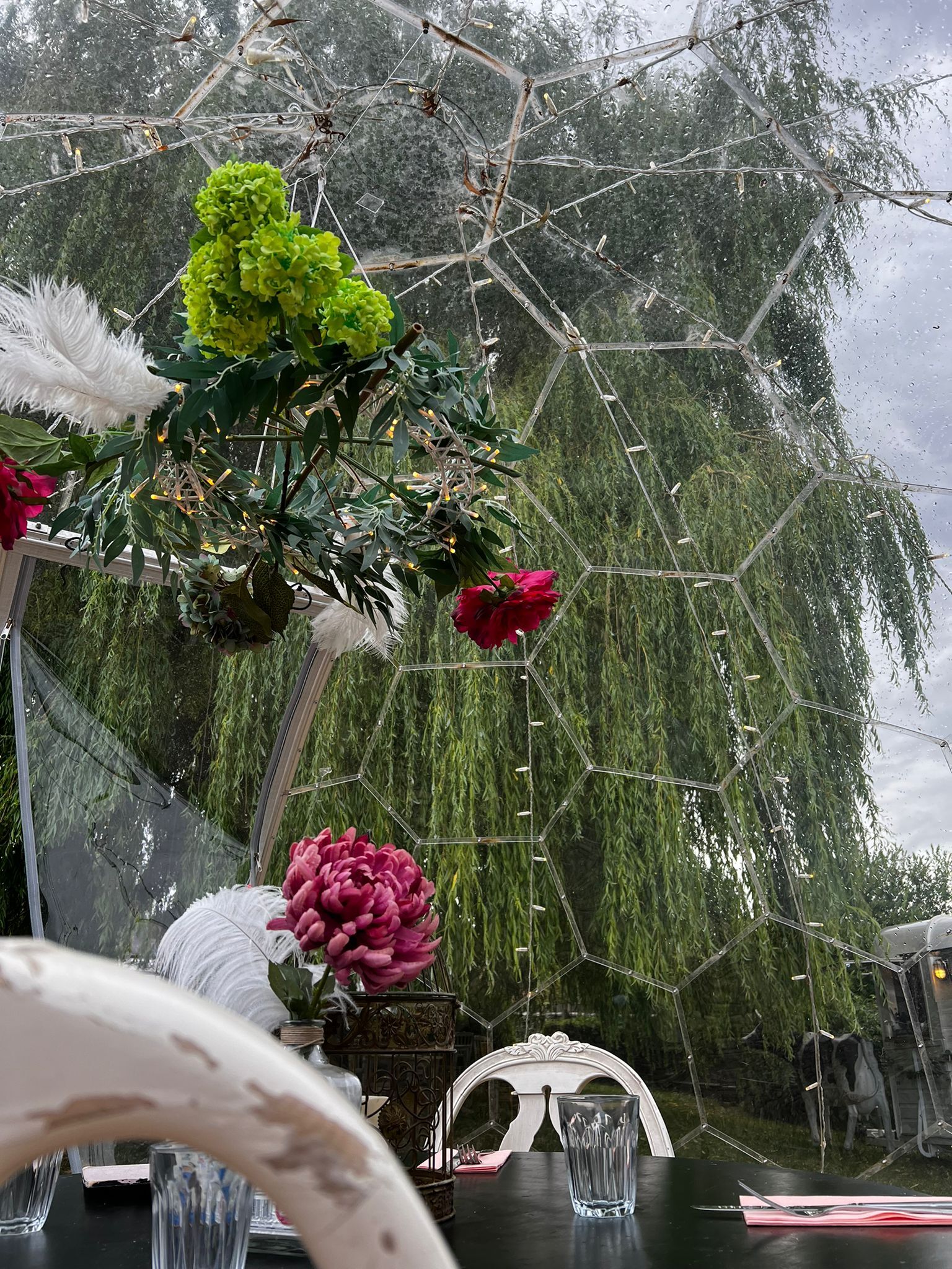 Trockener Innenraum des Speisesaals im Regen