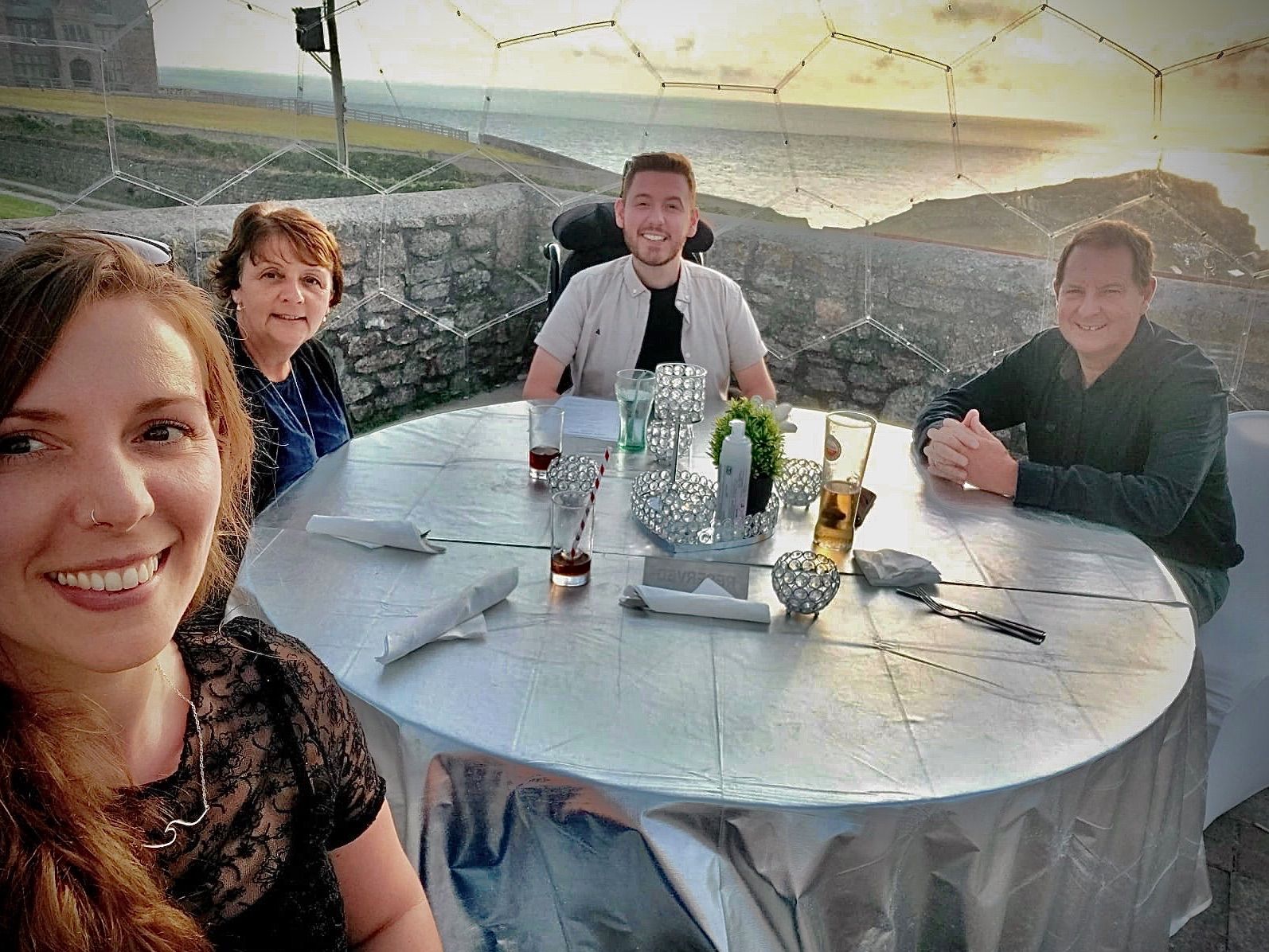 Une famille attendant le repas dans un dôme-restaurant