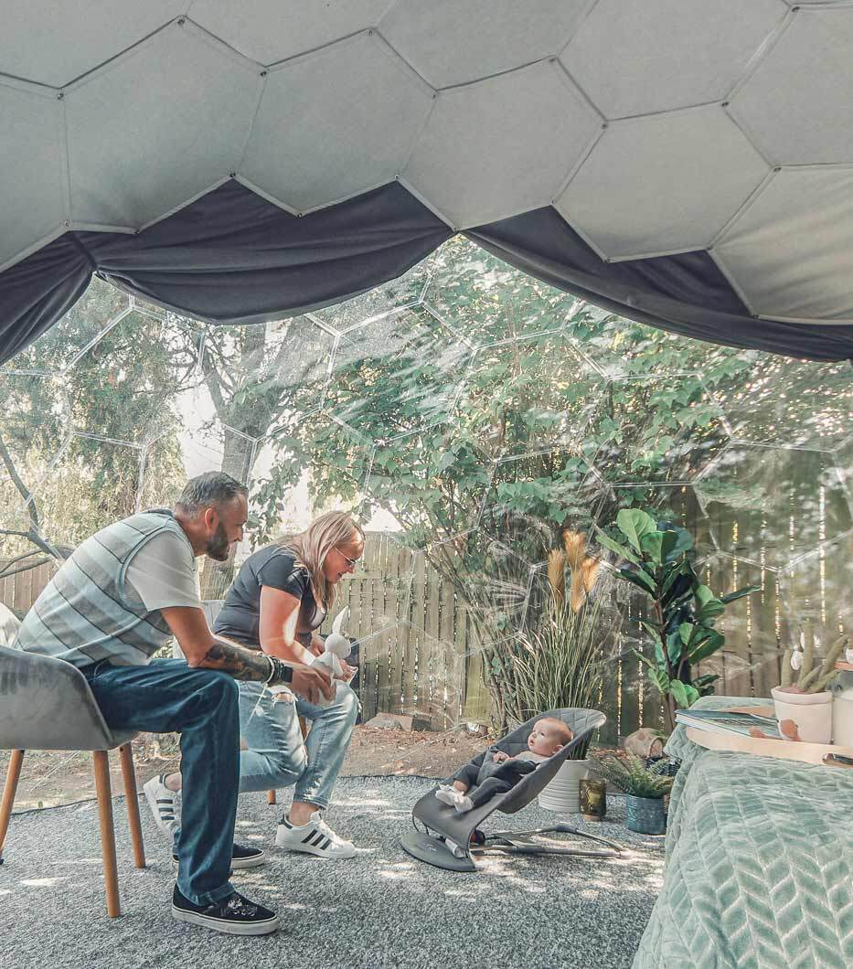 Familie in einem Glamping-Pod