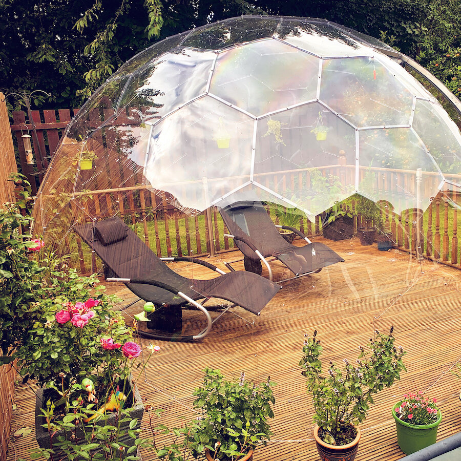 Gartenblase mit Möbeln