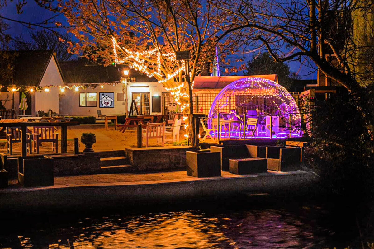 Essensgondel im Außenbereich des Restaurants