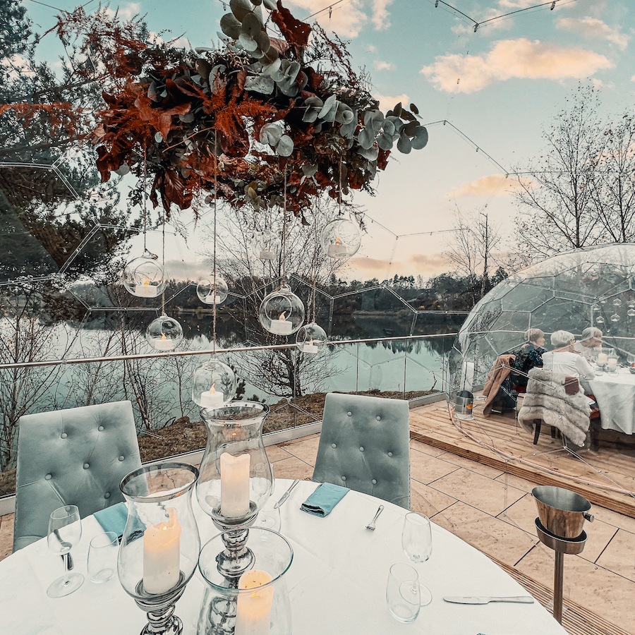 dîner d'hiver en plein air au bord du lac