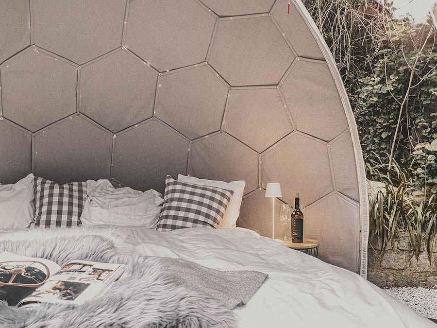 Glampingkapsel innen mit Bett