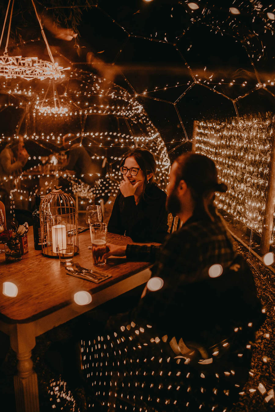 dîner d'hiver en plein air avec des amis