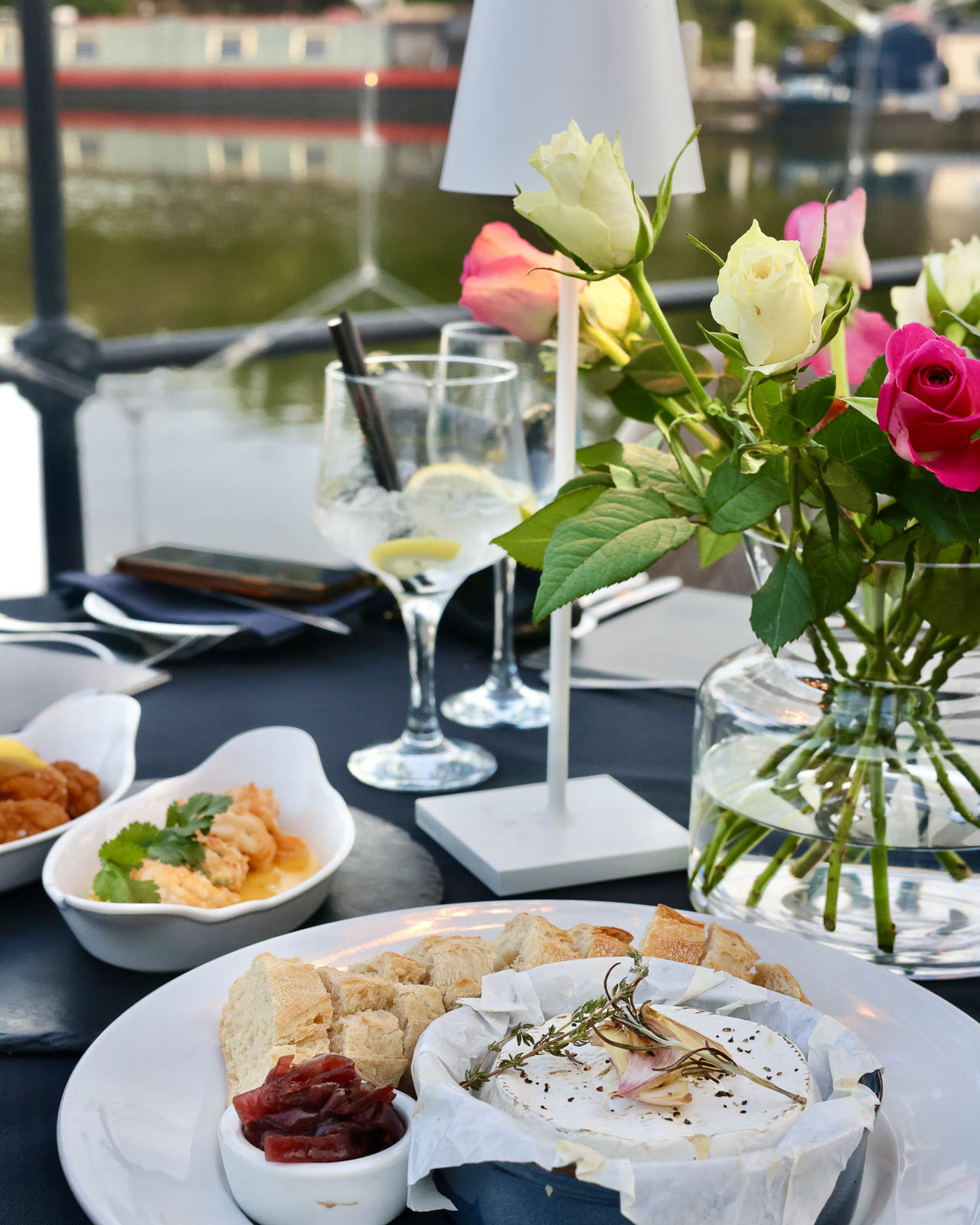Essen und Blumen in einem Speisesaal