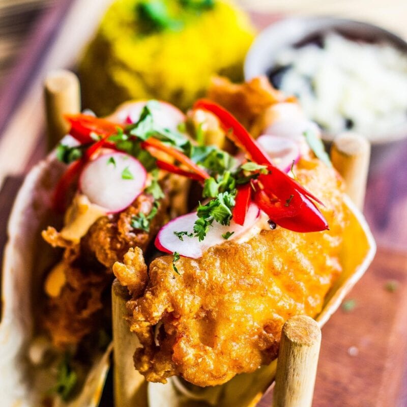 Mexikanisches Essen in einer Kuppel serviert
