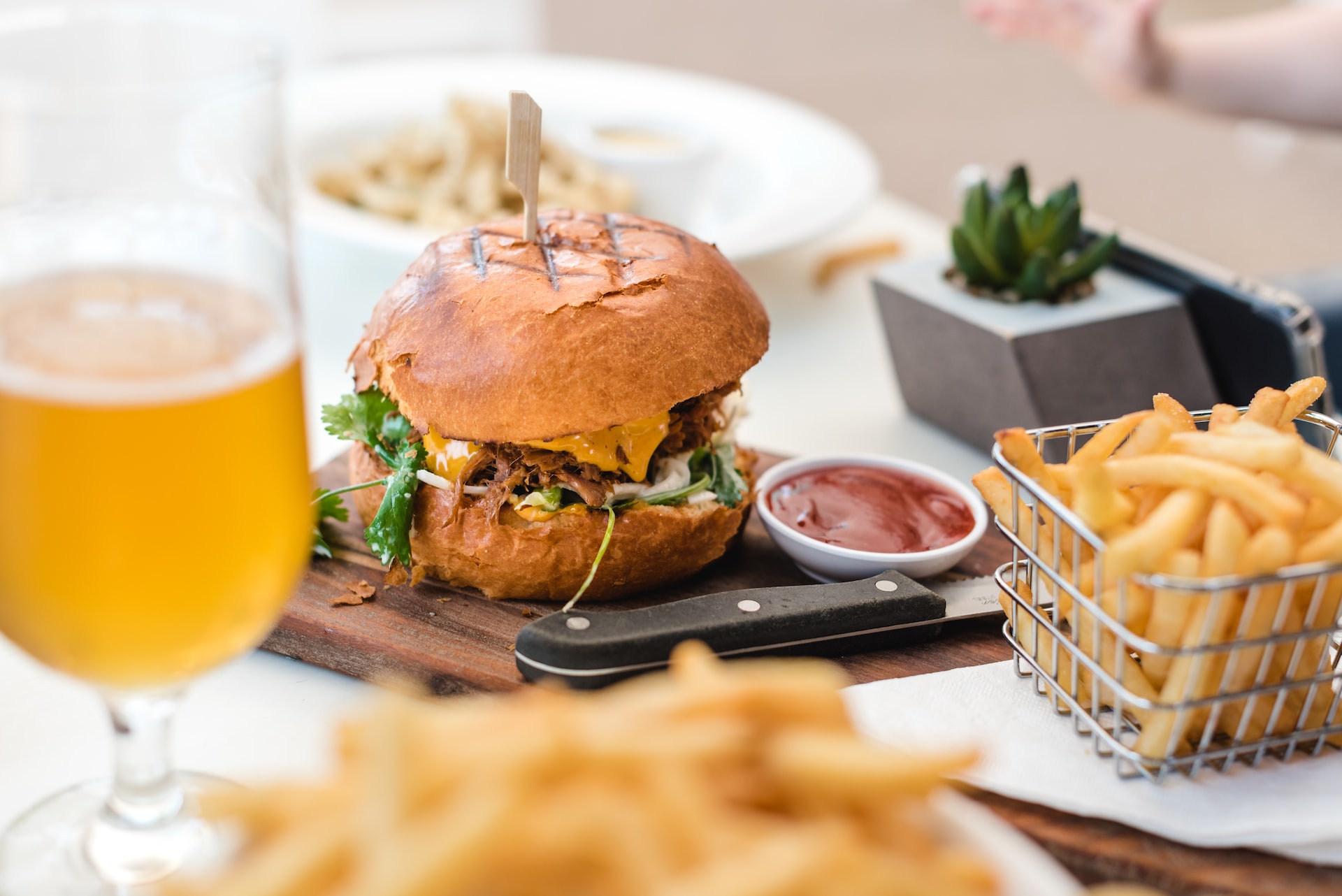 Kuppelessen mit Burger und Pommes