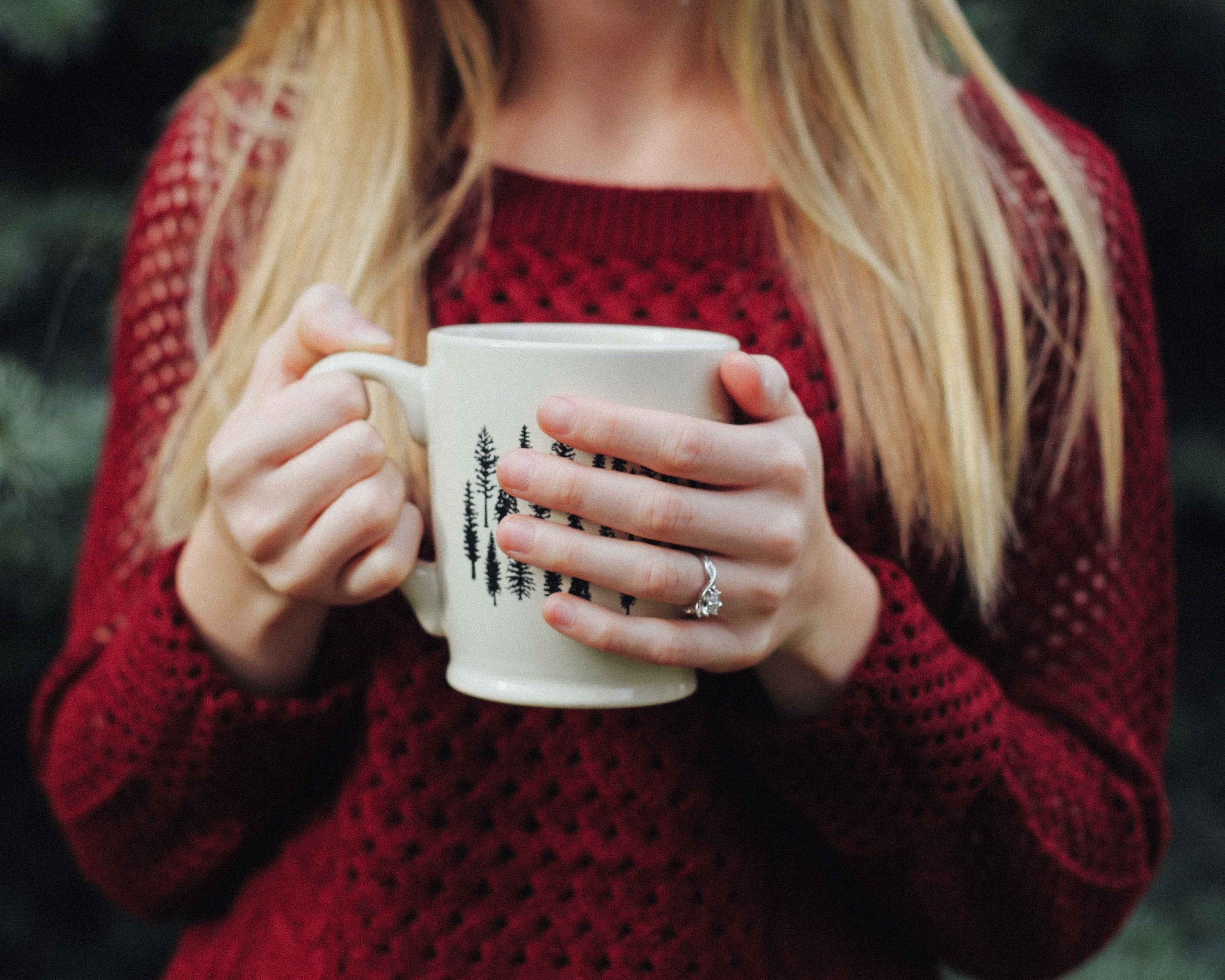 Glamping Frau hält eine Tasse Kaffee