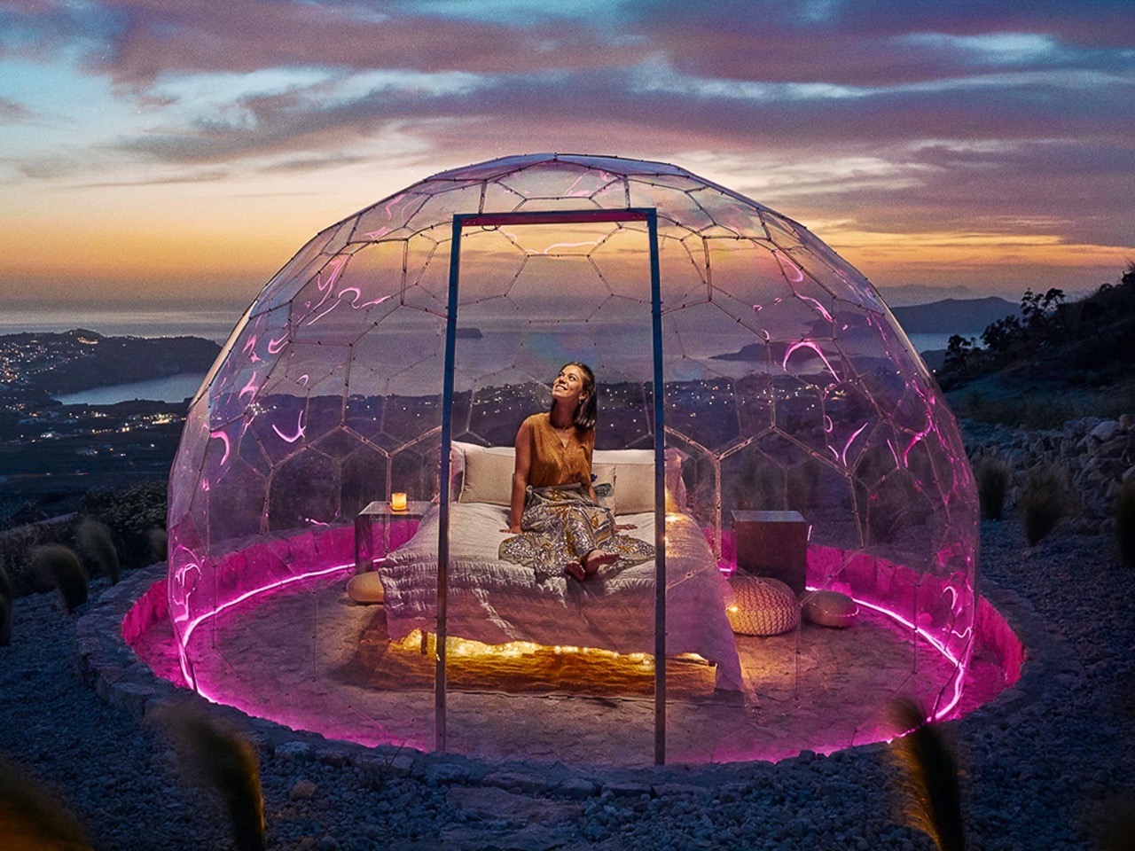 Pod de glamping avec éclairage led rose