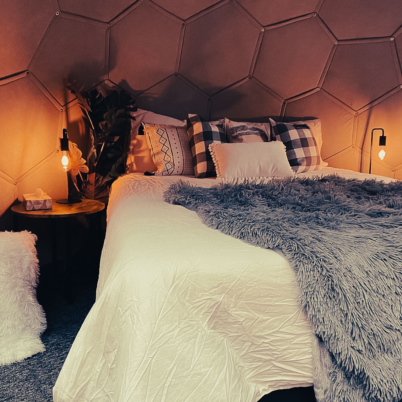 Intérieur confortable d'un dôme de glamping