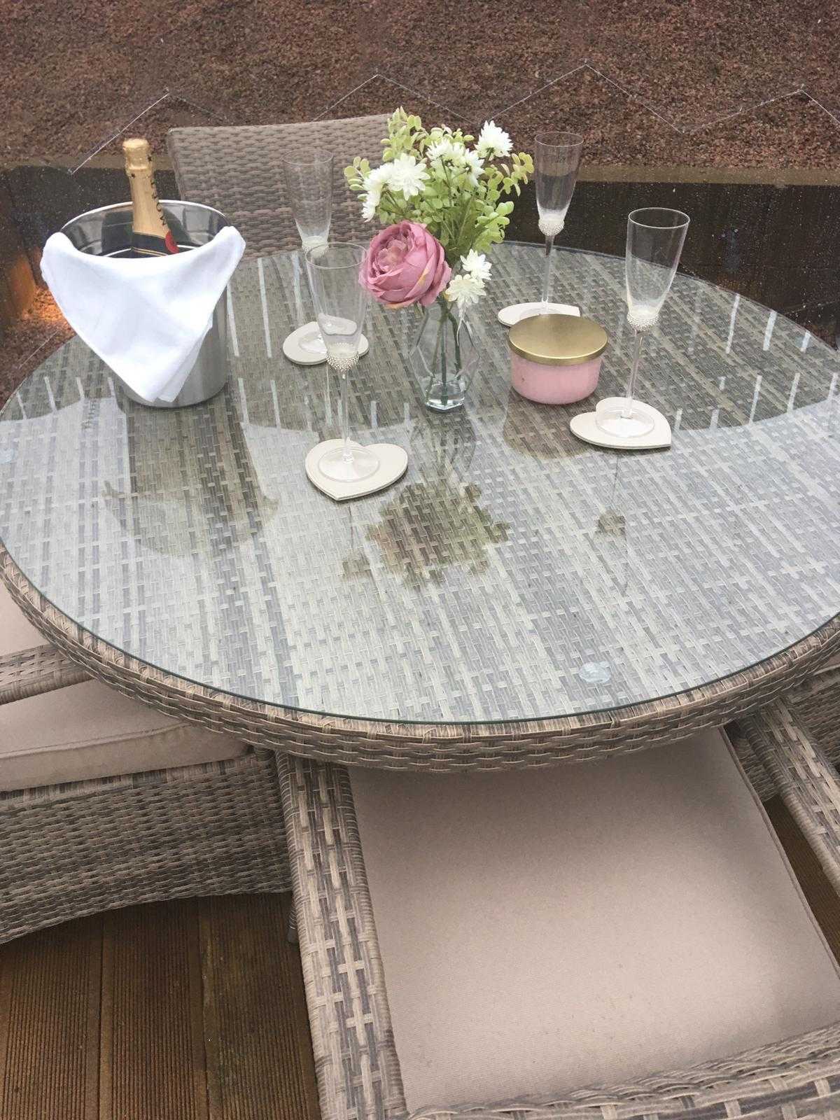 Bevande rinfrescanti in una capsula da giardino