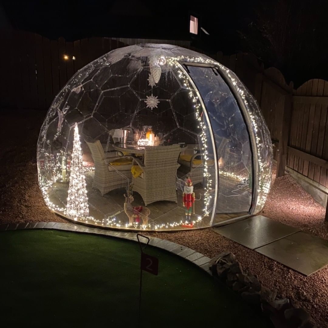 Baccello da giardino con decorazioni invernali