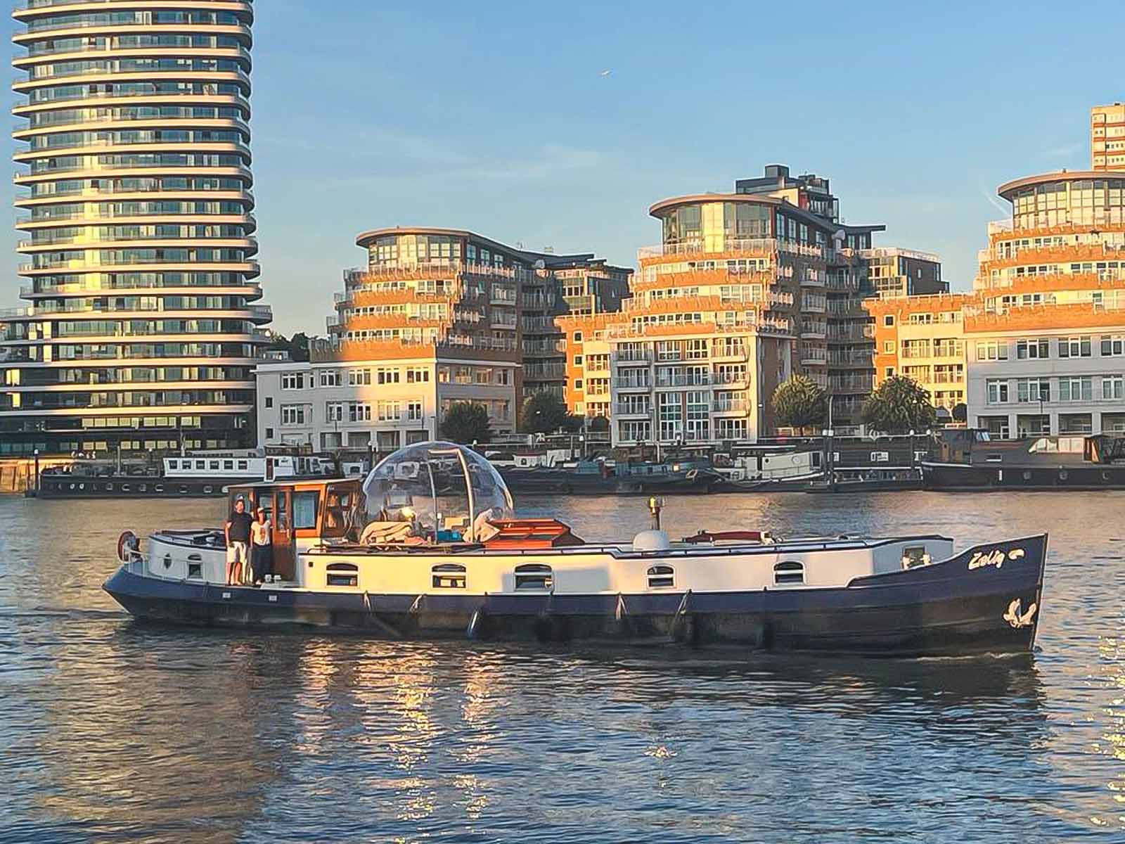 Barge mit der an Deck installierten Hypedome-Gondel
