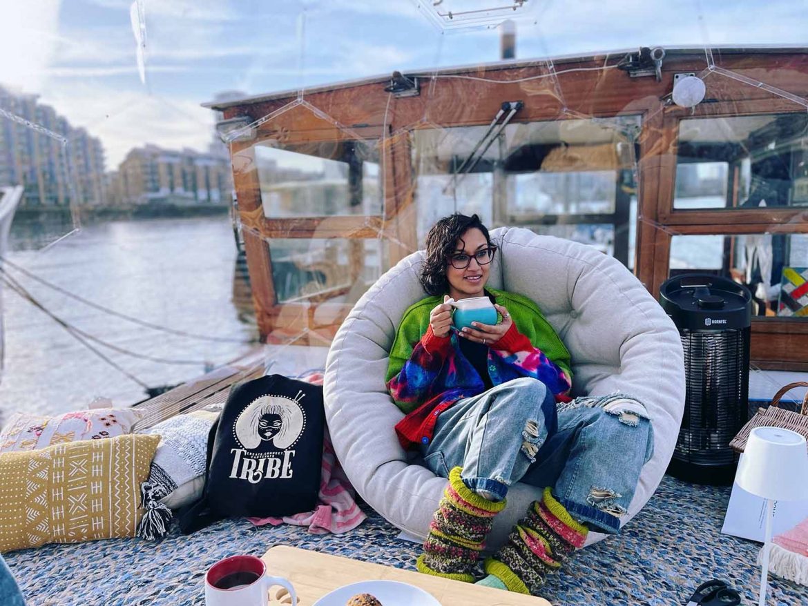Milli dans l'igloo de l'Hypedome sur une péniche