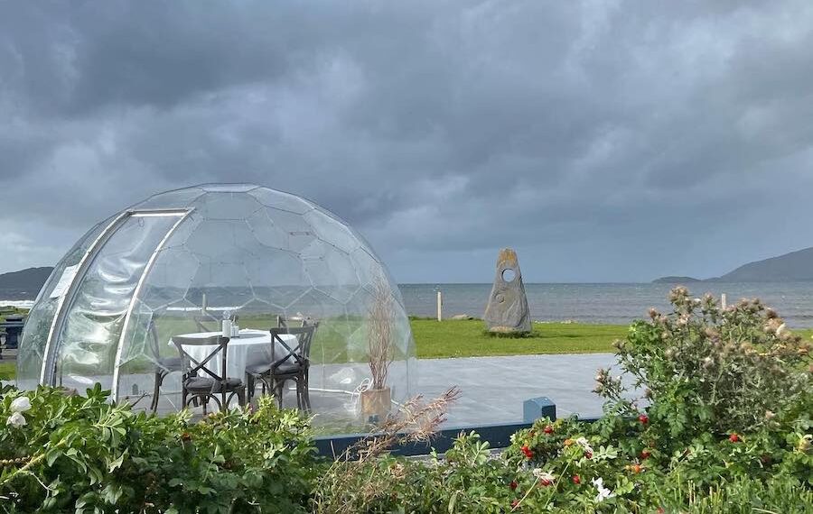 Hypédome sur la côte, avec des nuages sombres en arrière-plan