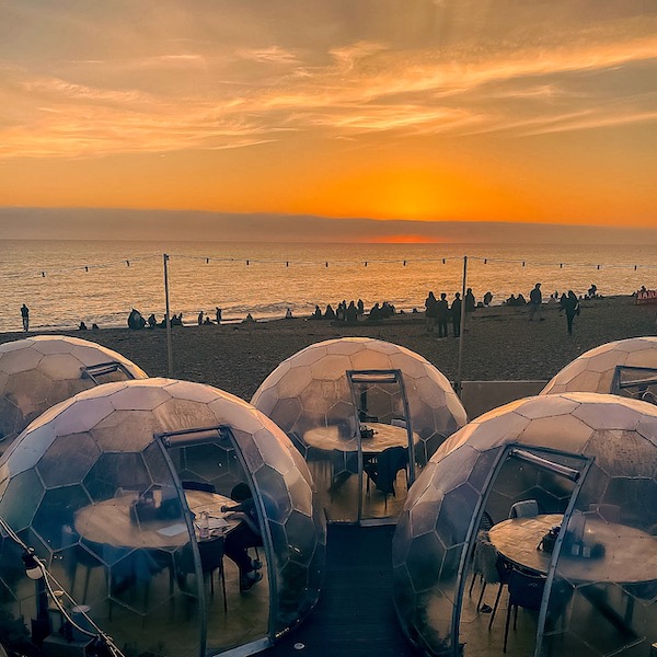Hypedomes sur la côte au coucher du soleil