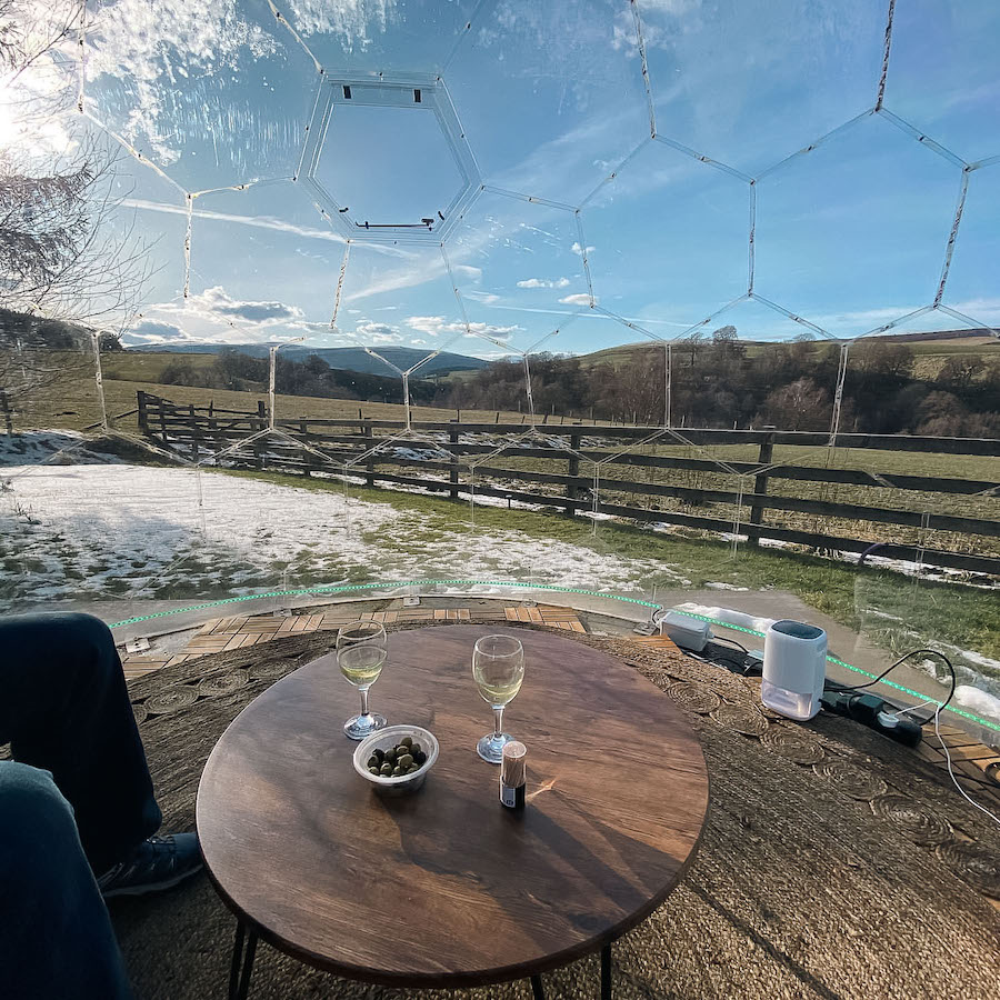 Entspannen in einer Gondel im Garten mit beruhigender Aussicht