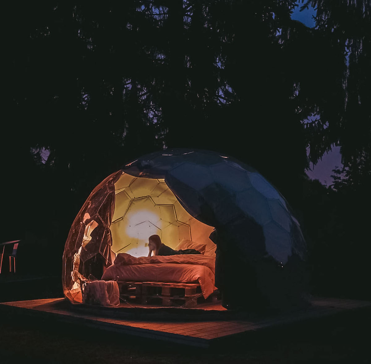 Abend in der Glamping-Kuppel