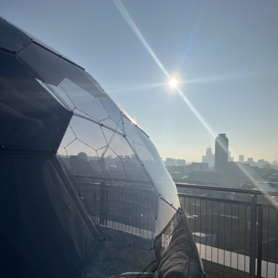Il cielo e la cupola trasparente all'aperto