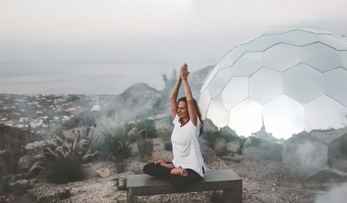 Una donna che medita fuori dalla stanza della mindfulness
