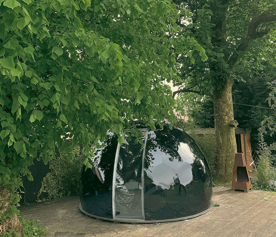 Un Hypedome teinté de gris sous le sapin