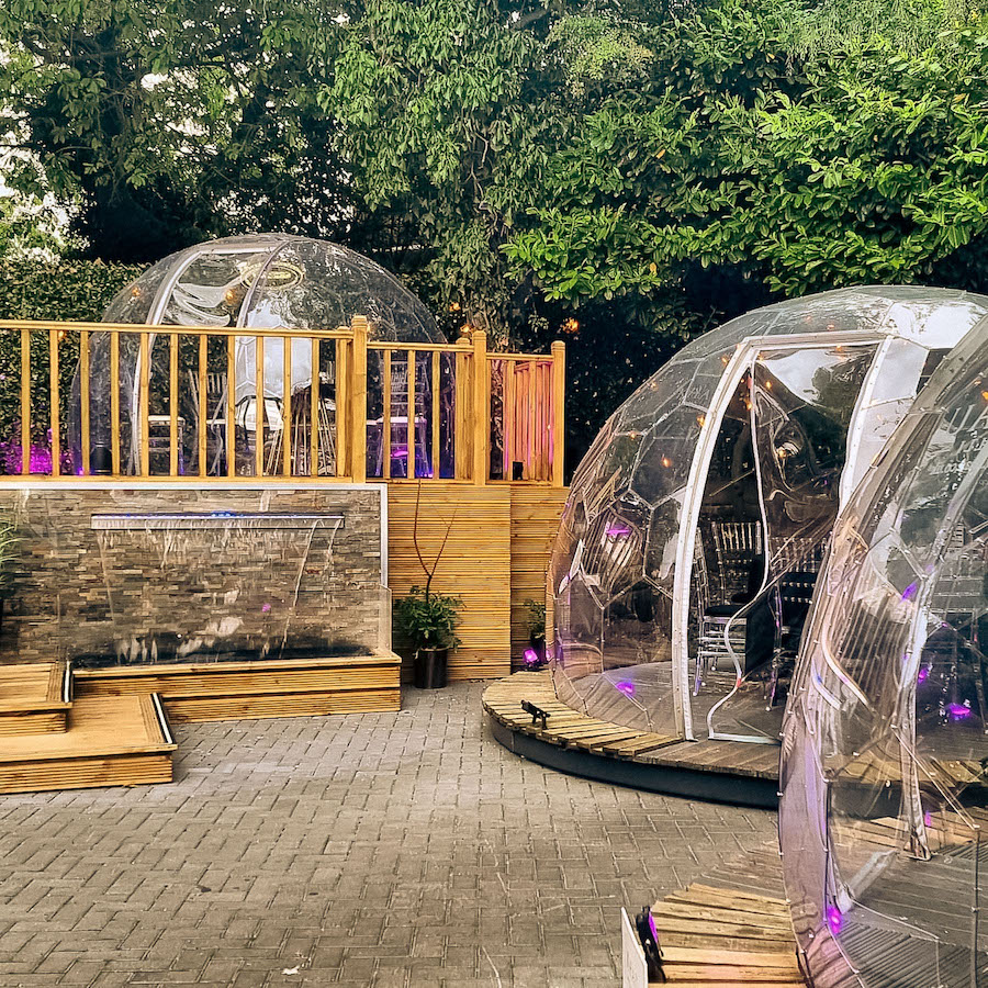 Dômes d'été transparents sur un patio ombragé
