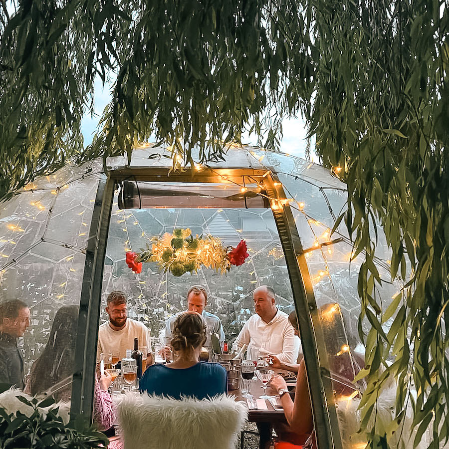Dîner en plein air dans un dôme d'été